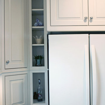 Traditional Eggshell White Kitchen with Peninsula