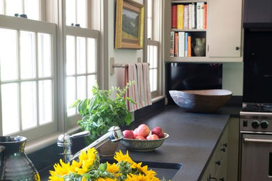 Elegant kitchen photo in New York