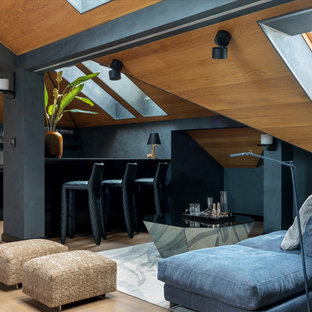 На фото: большая гостиная комната в современном стиле с домашним баром и светлым паркетным полом с