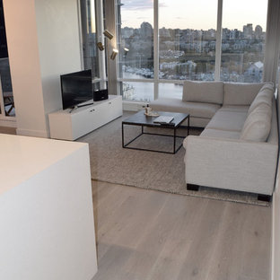 Idéer för att renovera ett litet funkis allrum med öppen planlösning, med ett finrum, vita väggar, ljust trägolv och brunt golv