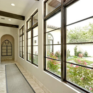 Idéer för en stor klassisk hall, med vita väggar och travertin golv