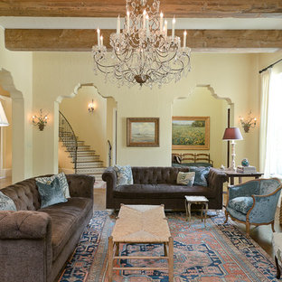 Foto de salón abierto, mediterráneo, grande, con paredes amarillas y suelo de madera oscura