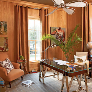 Esempio di uno studio costiero con parquet scuro e scrivania autoportante