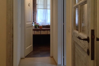 Esempio di un piccolo ingresso o corridoio stile shabby con pareti bianche, pavimento in legno massello medio e pavimento beige
