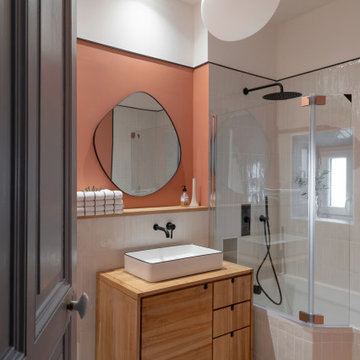Terracotta et graphique, une salle de bains vintage