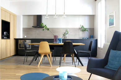 Aménagement d'une salle à manger contemporaine.