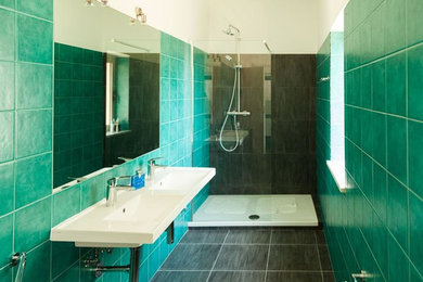 Idées déco pour un petit WC et toilettes contemporain avec un carrelage vert, un carrelage gris, des carreaux de porcelaine, un mur vert, un lavabo suspendu et un sol gris.