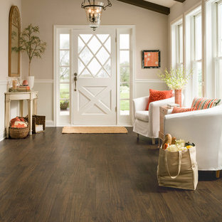 Выдающиеся фото от архитекторов и дизайнеров интерьера: прихожая в стиле современная классика с бежевыми стенами, полом из винила и белой входной дверью