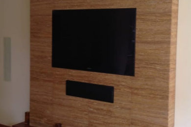 Imagen de sala de estar ecléctica con televisor colgado en la pared