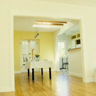 Idéer för mellanstora vintage hallar, med beige väggar och mellanmörkt trägolv