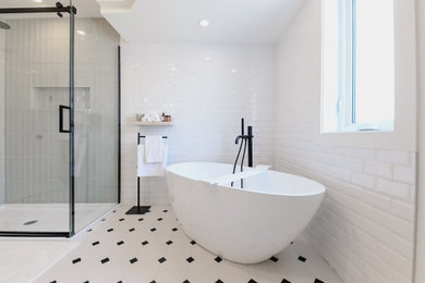 Foto de cuarto de baño principal minimalista grande con bañera exenta, ducha esquinera, baldosas y/o azulejos blancos, baldosas y/o azulejos de porcelana, paredes blancas, suelo de baldosas de porcelana, ducha con puerta con bisagras y hornacina