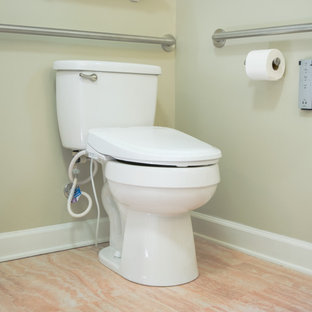 Inspiration pour une salle de bain principale traditionnelle de taille moyenne avec des portes de placard noires, une douche à l'italienne, un WC séparé, un mur vert, un sol en liège, un plan de toilette en granite et un sol beige.