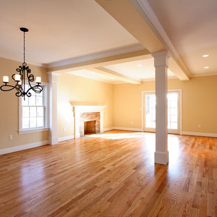 ブリッジポートの中サイズのトラディショナルスタイルのLDKの画像 (ベージュの壁、淡色無垢フローリング、標準型暖炉、レンガの暖炉まわり、茶色い床)