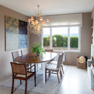 ルアーブルの中サイズのトラディショナルスタイルのLDKの画像 (淡色無垢フローリング、ベージュの壁、標準型暖炉、石材の暖炉まわり)