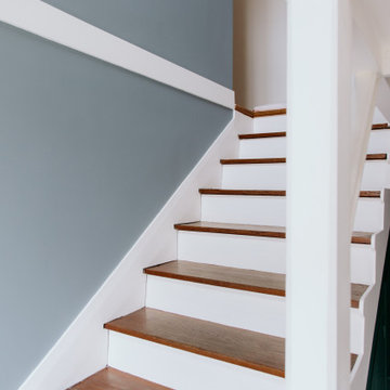 La cage d'escalier bleue et blanche