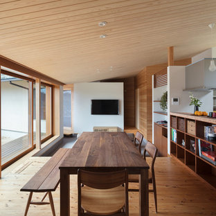 福岡のモダンスタイルのLDKの画像 (白い壁、無垢フローリング、茶色い床)