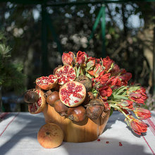 Houzz TV: Un centro de mesa con granadas y tulipanes