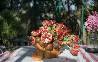 Houzz TV: Un centro de mesa con granadas y tulipanes