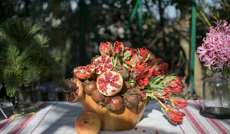 Houzz TV: Un centro de mesa con granadas y tulipanes