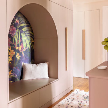Entrée colorée avec banquette et rangements sur mesure