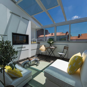 Una cocina blanca abierta al resto de la casa