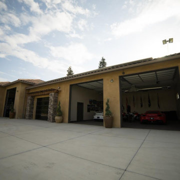 Spacious Garage and Workstatino