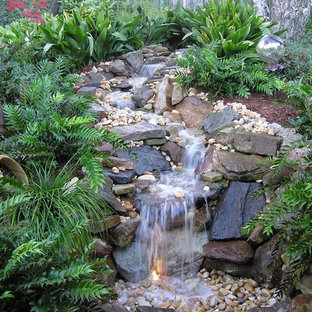 Cette image montre un jardin arrière chalet de taille moyenne et l'été avec un bassin, une exposition ensoleillée et des pavés en pierre naturelle.