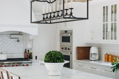 Kitchen - cottage kitchen idea in Chicago