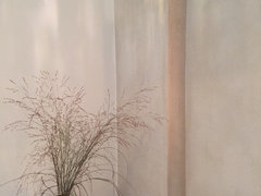 Möchte Keine Rauhfaser Aber Von Streichputz Wird Mir Abgeraten Auf Den Beiden Bildern Mit Der Blumentapete Sieht Man Einen Rotband Mauervorsprung Im Bad Dort Sind Auch Weißen Wände Geschliffen