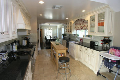 Example of a classic kitchen design in Los Angeles