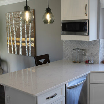 Starmark Kitchen in Bridgeport White w/ 5 Piece Drawers