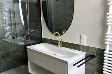 Modelo de cuarto de baño único y flotante moderno pequeño con puertas de armario blancas y aseo y ducha
