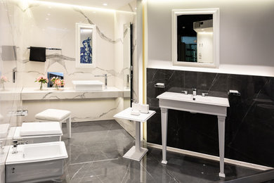 Foto di una stanza da bagno padronale chic di medie dimensioni con ante bianche, WC sospeso, piastrelle grigie, piastrelle in gres porcellanato, pareti bianche, pavimento in gres porcellanato, lavabo a consolle, pavimento grigio e top bianco