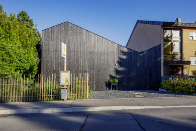 Schwarzes Holzhaus