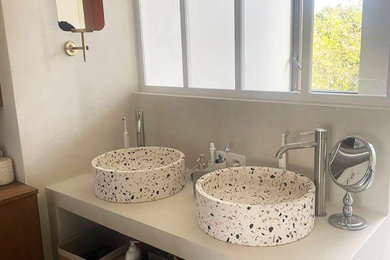 Cette image montre une petite salle de bain design avec un plan de toilette en béton, meuble double vasque, un mur gris et sol en béton ciré.