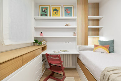 Ejemplo de dormitorio infantil de 4 a 10 años contemporáneo de tamaño medio con paredes grises, suelo laminado y suelo beige