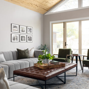 Уютный современный семейный номер середины века