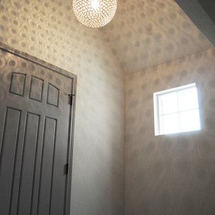 Inspiration för mellanstora eklektiska ingångspartier, med beige väggar, vinylgolv och en grå dörr