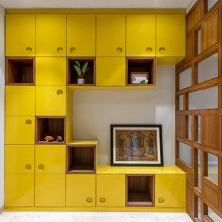 アフマダーバードのコンテンポラリースタイルのおしゃれな玄関の写真