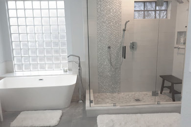 Bathroom - transitional master porcelain tile porcelain tile and gray floor bathroom idea in Dallas with a hinged shower door and a niche