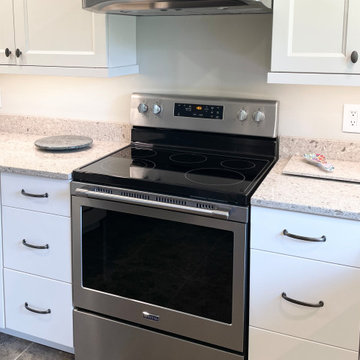 G-Shaped Kitchen in Linen White Cabinet