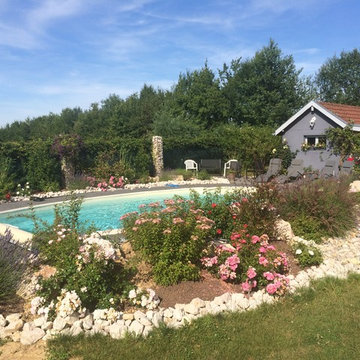 Une piscine au milieu d'un écrin de verdure.