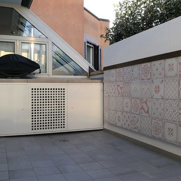 Terrazzo con fiorere, armadio da esterno e panca in acciaio verniciato