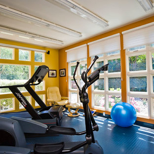 サンフランシスコのコンテンポラリースタイルのおしゃれなホームジム (オレンジの壁、青い床) の写真