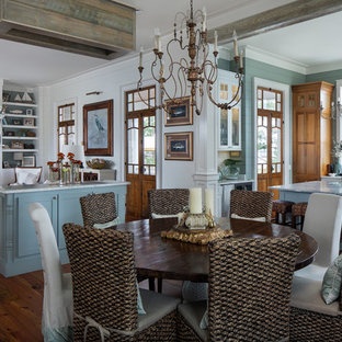 ニューオリンズのビーチスタイルのLDKの画像 (白い壁、無垢フローリング、茶色い床)