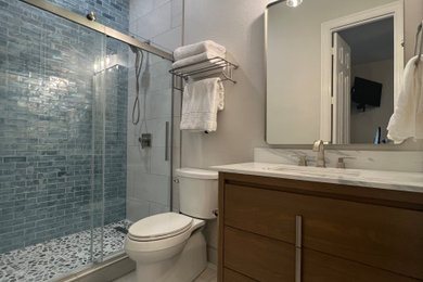 Minimalist bathroom photo in Dallas