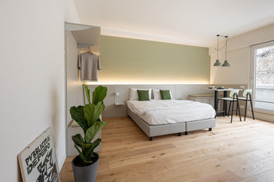 Exempel på ett litet modernt sovrum, med gröna väggar