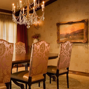 Réalisation d'une grande salle à manger méditerranéenne fermée avec un mur jaune, un sol en bois brun et aucune cheminée.
