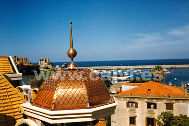 Una de las cuatro cúpulas gemelas en un edificio en Castro Urdiales (Cantabria)