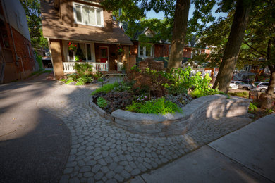 This is an example of a contemporary landscaping in Toronto.